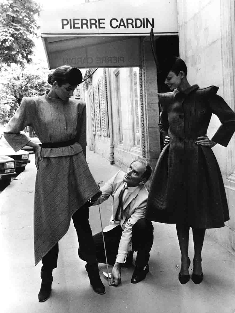 Morto Pierre Cardin, addio allo stilista francese. L'incredibile storia di  un uomo che ha rivoluzionato la moda - Il Fatto Quotidiano