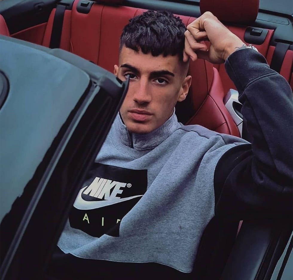 pietro costanzia en el interior de un coche