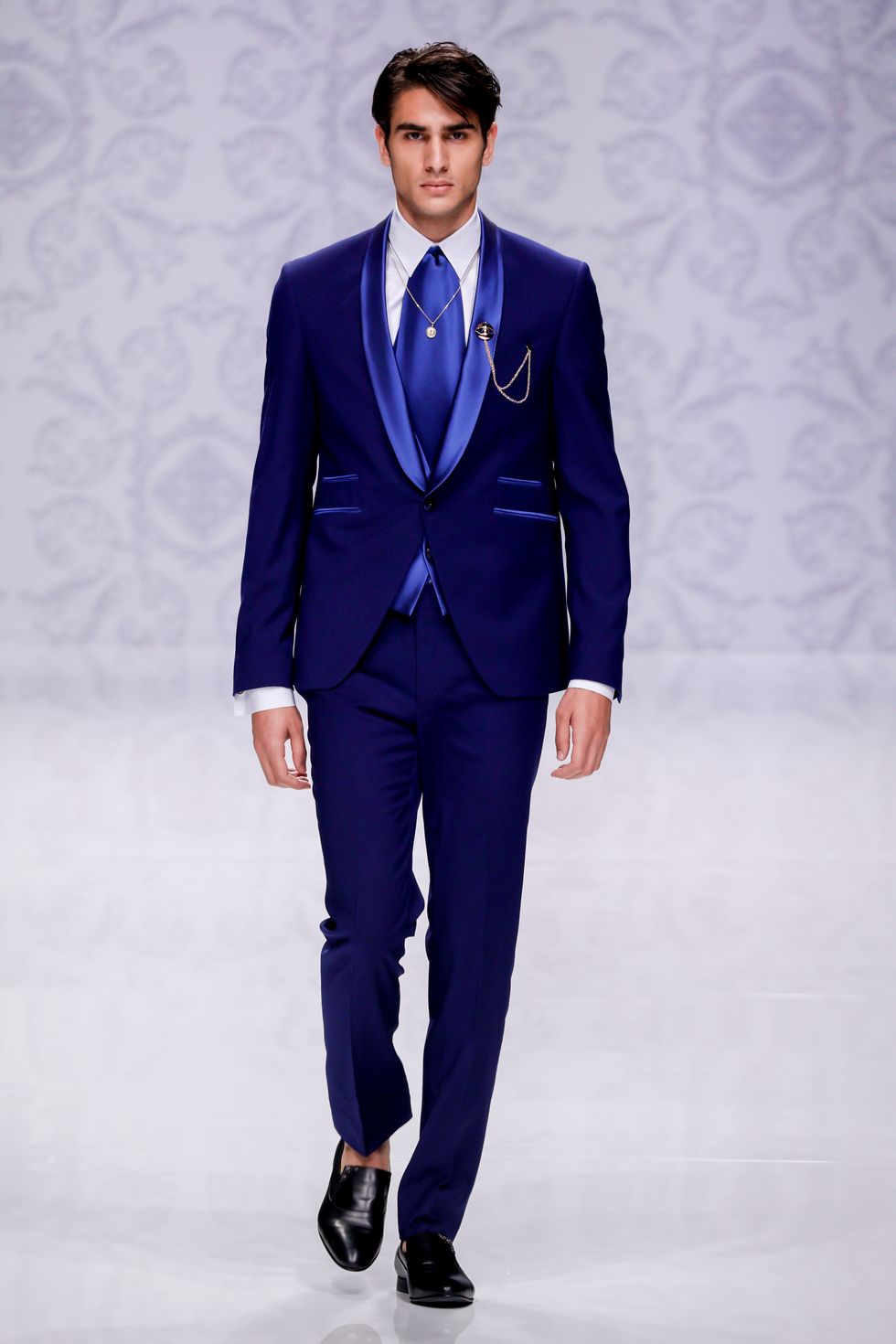 Suit, Cobalt blue, Fashion model, Clothing, Fashion, Formal wear, Blue, Electric blue, Fashion show, Runway, 
