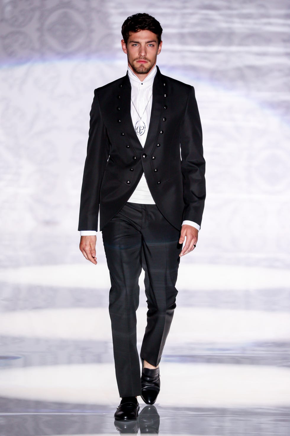 Fashion model, Fashion, Clothing, Suit, Runway, Fashion show, Formal wear, Blazer, Outerwear, Human, 