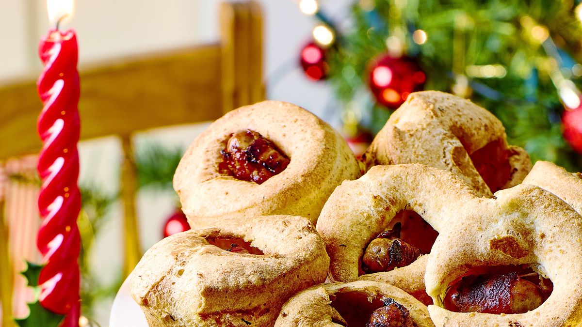 https://hips.hearstapps.com/hmg-prod/images/pigs-in-blankets-yorkshire-puddings-1666001251.jpg?crop=1xw:0.5625xh;center,top&resize=1200:*