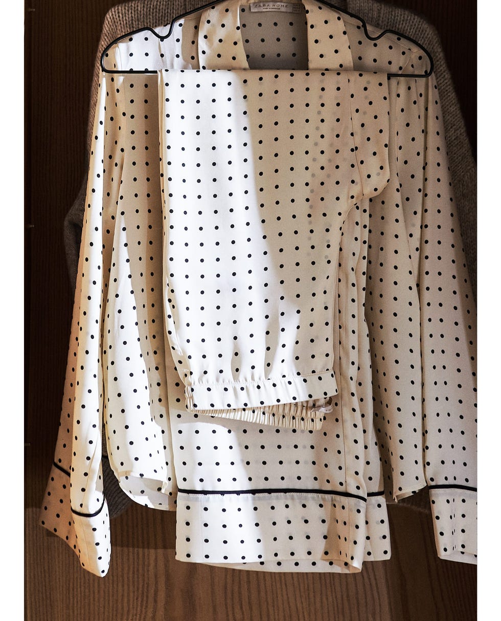 pijama de satén de lunares