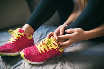 vrouw heeft pijn in haar enkel na het hardlopen