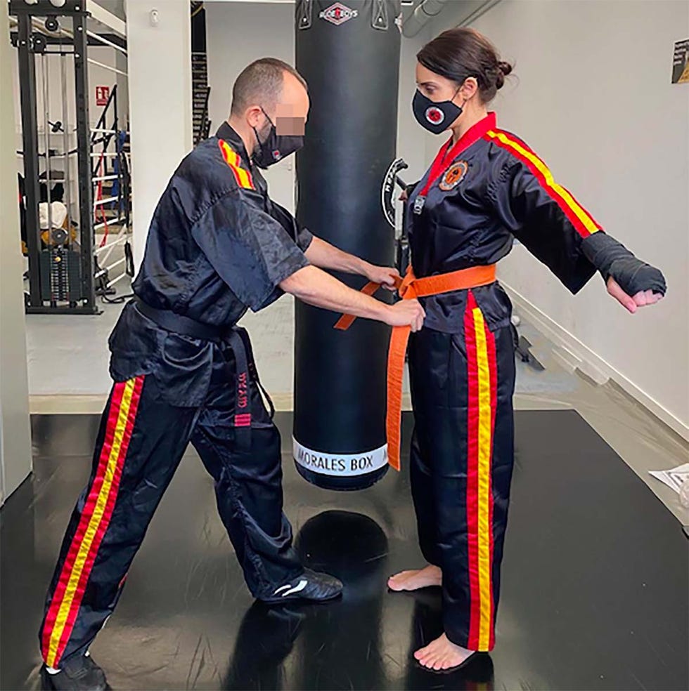 pilar rubio cinturón naranja