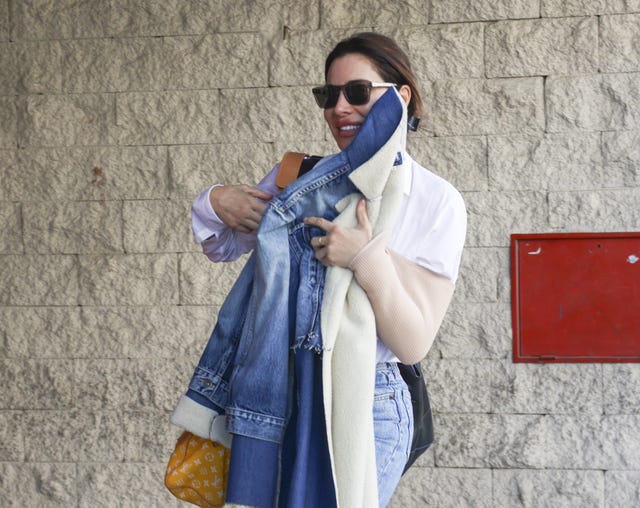 pilar rubio con el brazo en cabestrillo llegando al set de grabacion de el desafio