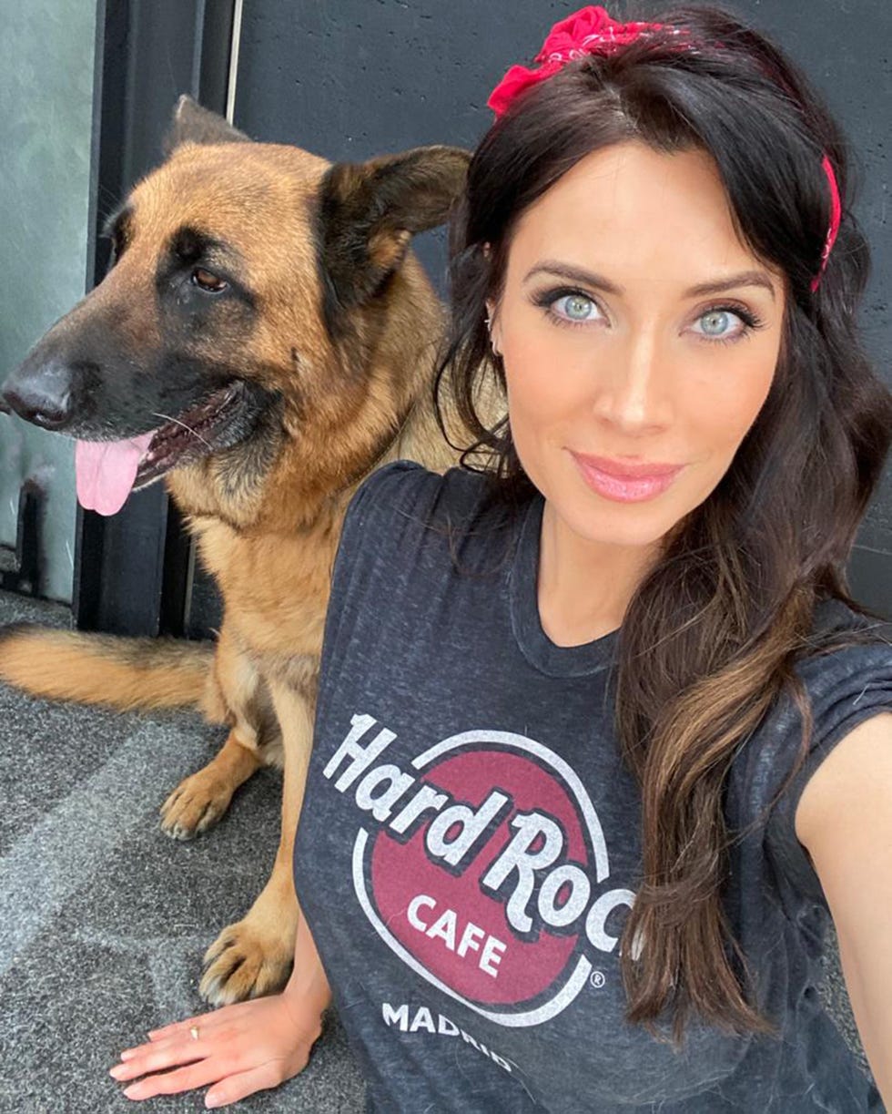 pilar rubio con su perro jagger