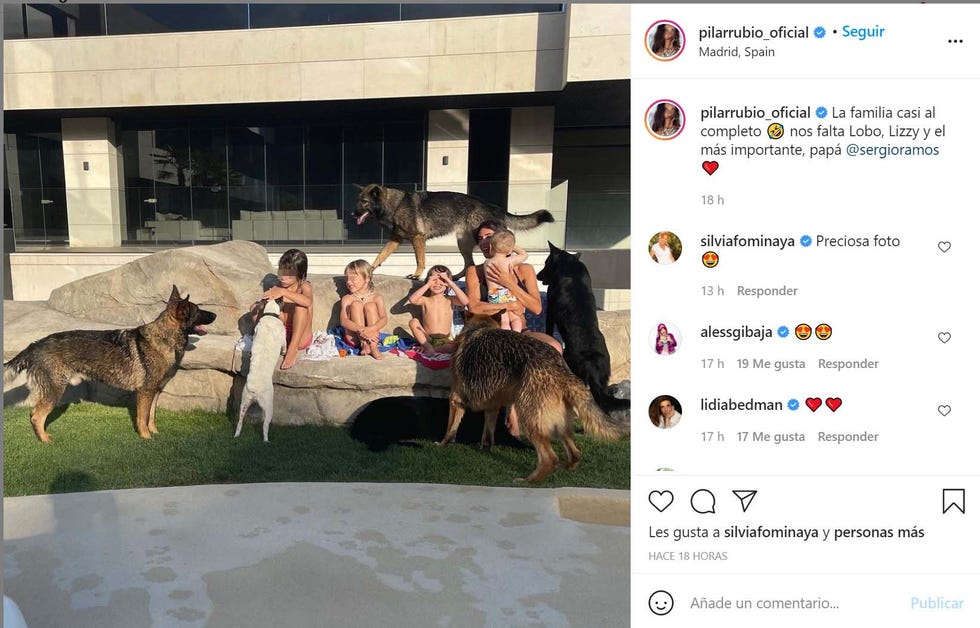 pilar rubio posa en el jardín con sus cuatro hijos y sus perros