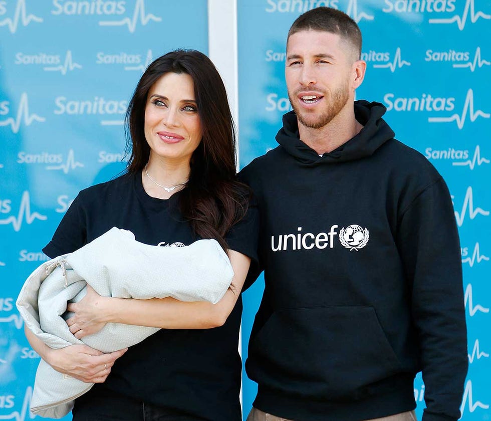 pilar rubio y sergio ramos posan con su hijo alejandro
