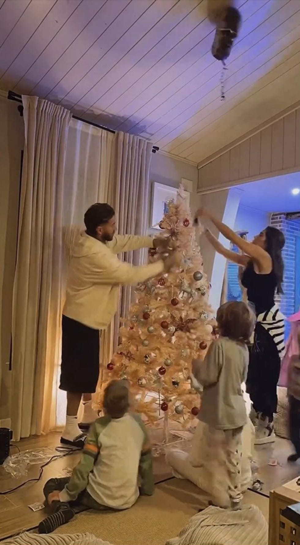 pilar rubio y sergio ramos montan juntos el arbol de navidad con sus hijos entre rumores de crisis matrimonial