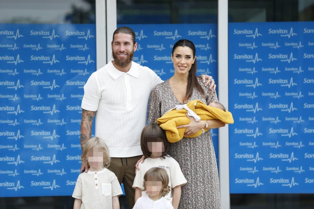 pilar rubio y sergio rmos presentan a su peque
