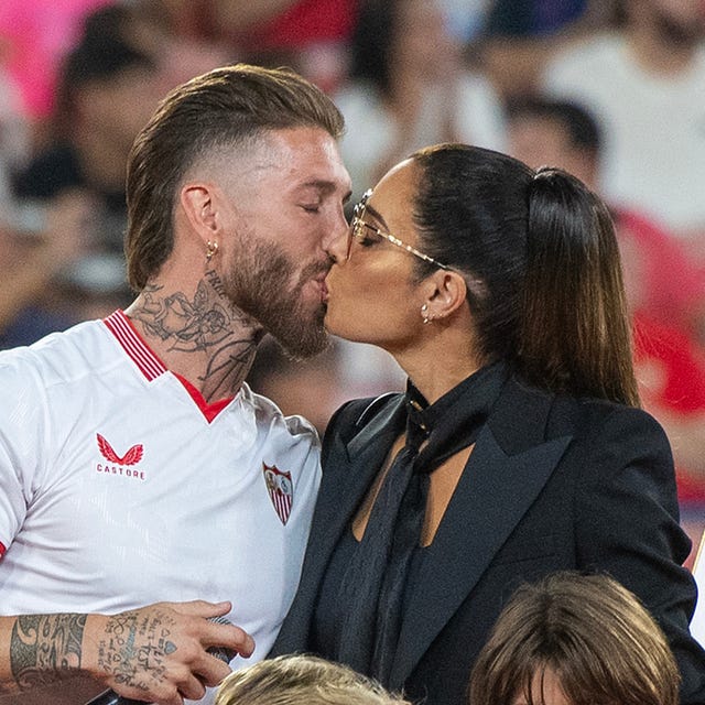 pilar rubio y sergio ramos se dan un beso