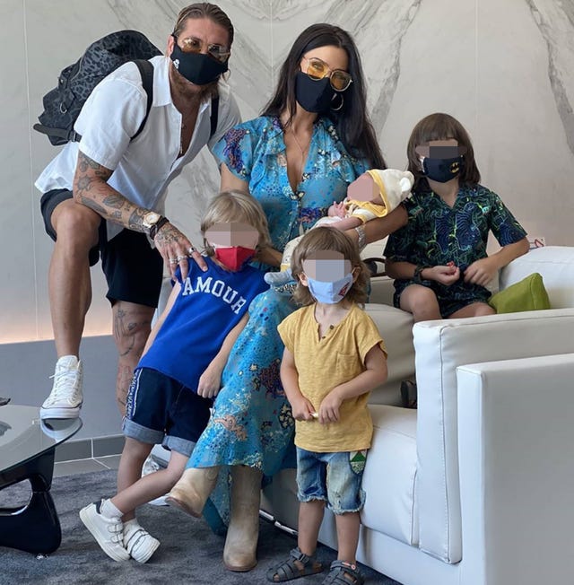 pilar rubio, sergio ramos y sus hijos visitan la academia de rafa nadal