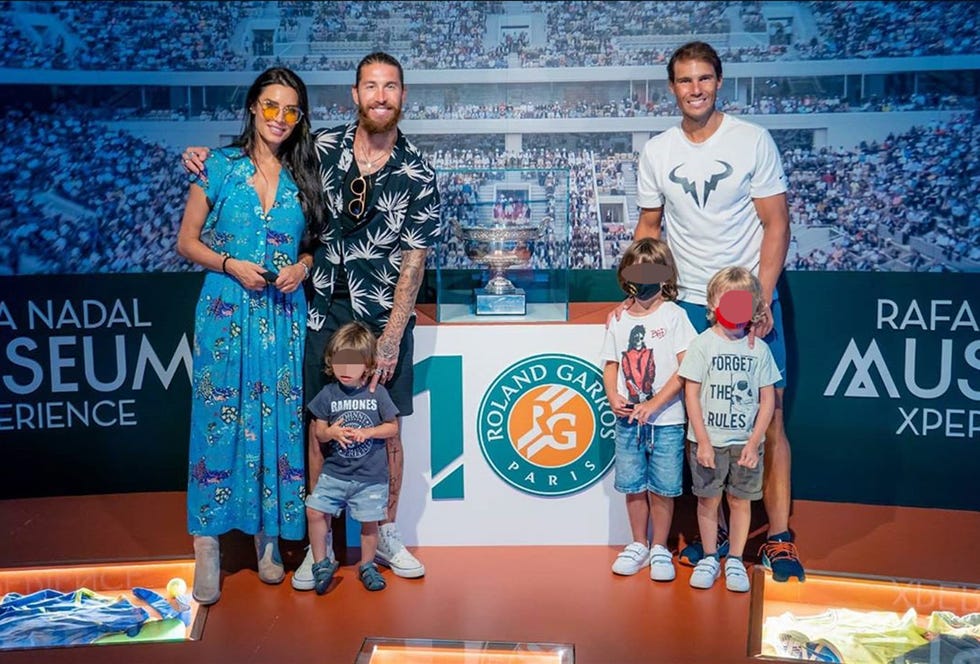 pilar rubio, sergio ramos y sus hijos visitan la academia de rafa nadal
