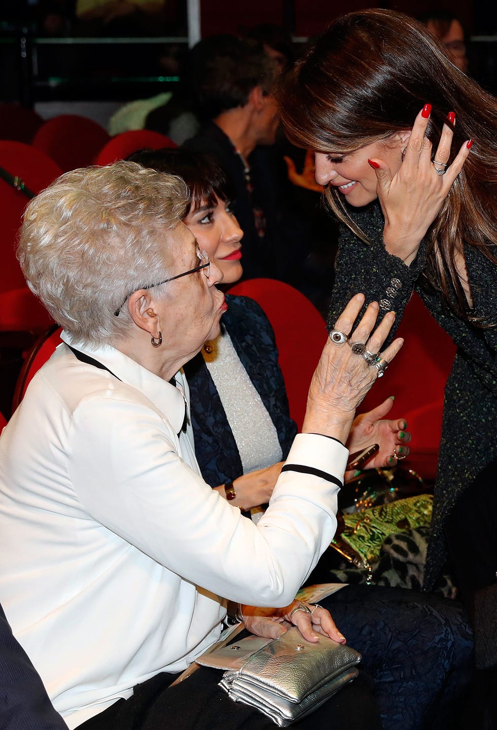 Penélope Cruz habla con su suegra, Pilar Bardem ante su cuñada, Cecilia Gessa