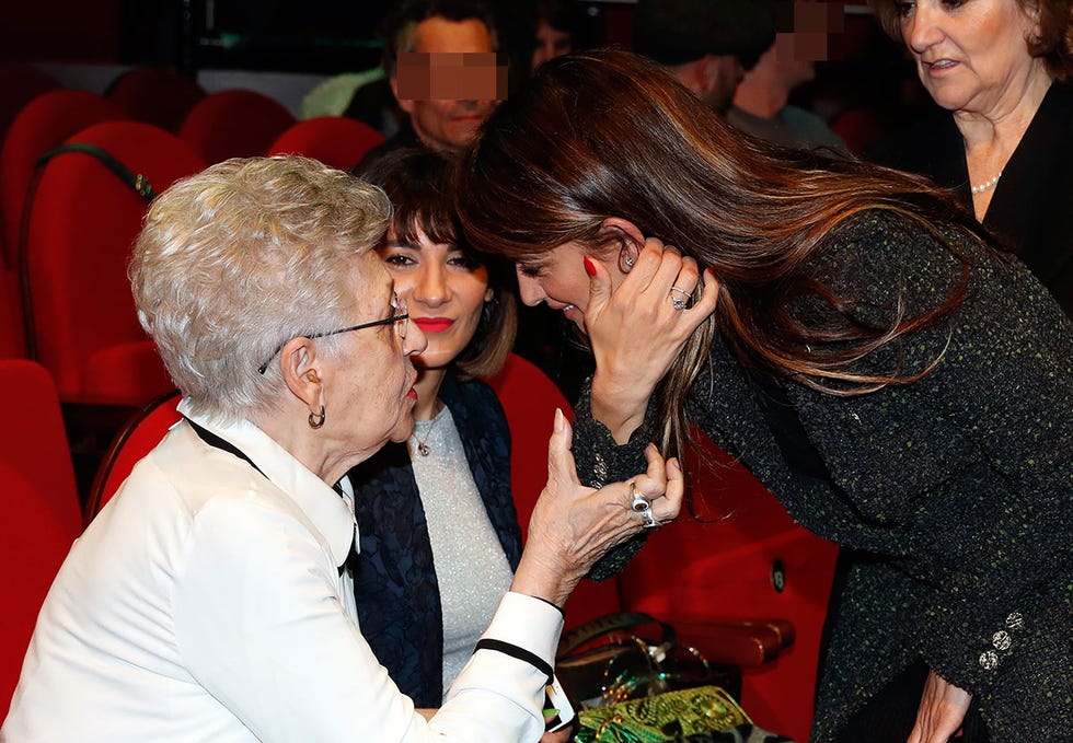 Penélope Cruz habla con su suegra, Pilar Bardem ante su cuñada, Cecilia Gessa
