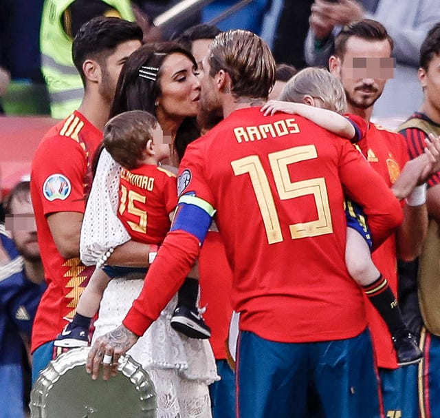 Pilar Rubio besa a Sergio Ramos en el homenaje de la Selección Española de fútbol
