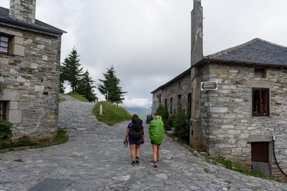 Pilgrims walking through O Cebreiro on Cómo hacer ejercicio paseando a tu bebé