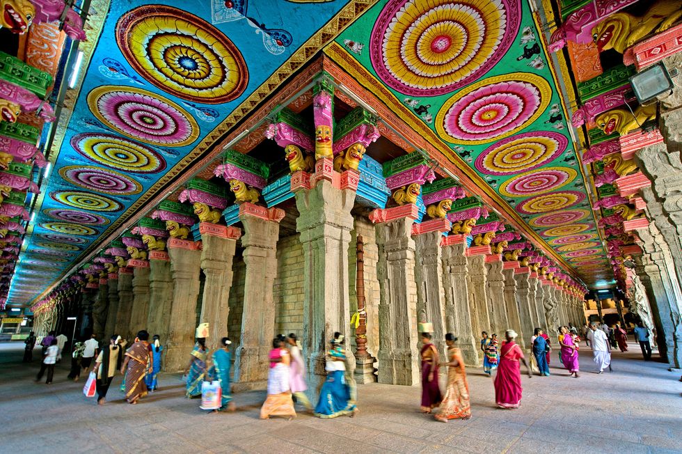 Prachtige schilderingen sieren de gewelven en zuilen van de tempel