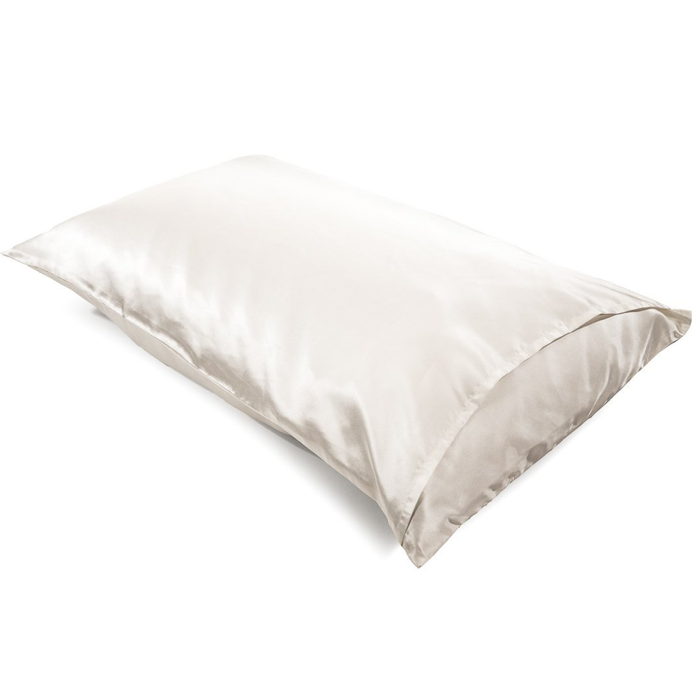 Bedding, Pillow, Duvet cover, Duvet, Furniture, Linens, Textile, Beige, Bed sheet, Comfort, 