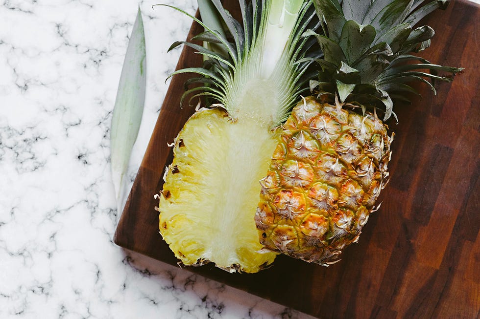 una piña partida por la mitad