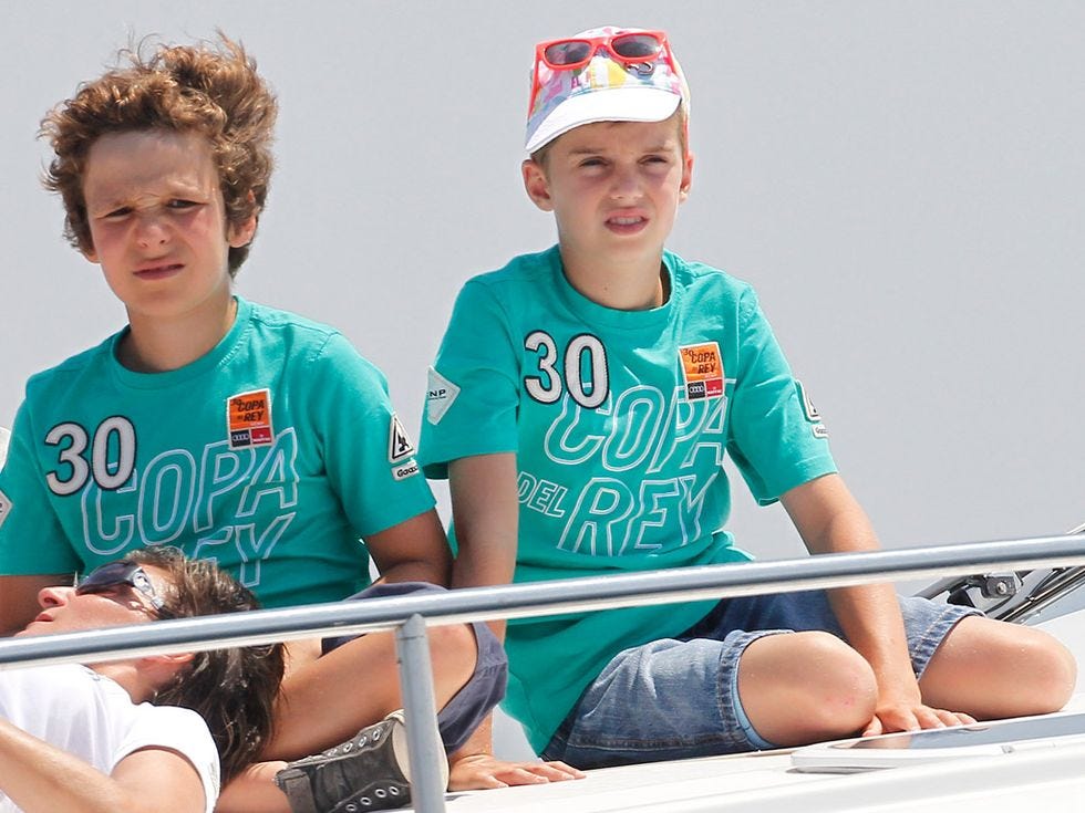 felipe juan froilan y pablo nicolas sentados al aire libre en un barco