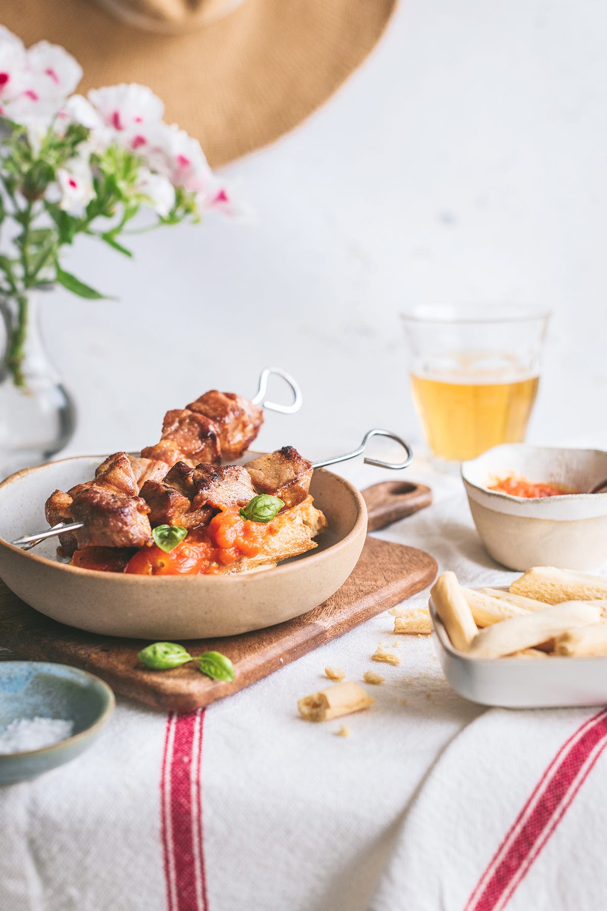 pincho morino de carne con salsa de tomate cherry pera