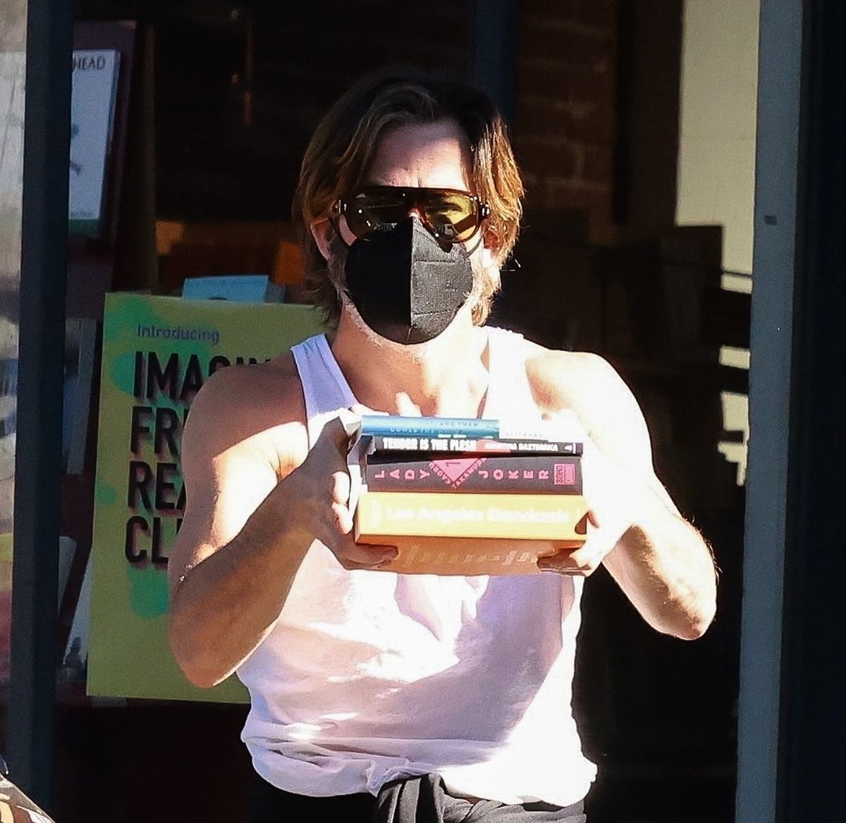 los feliz, ca    exclusive    chris pine stops at asmall local bookstore to pick up some new reading material while out running errands on a sunday morning the actor left with a stack of about 4 books among them, summer light and then comes the night  and lady jokerpictured chris pinebackgrid usa 9 january 2022 usa 1 310 798 9111  usasalesbackgridcomuk 44 208 344 2007  uksalesbackgridcomuk clients   pictures containing childrenplease pixelate face prior to publication