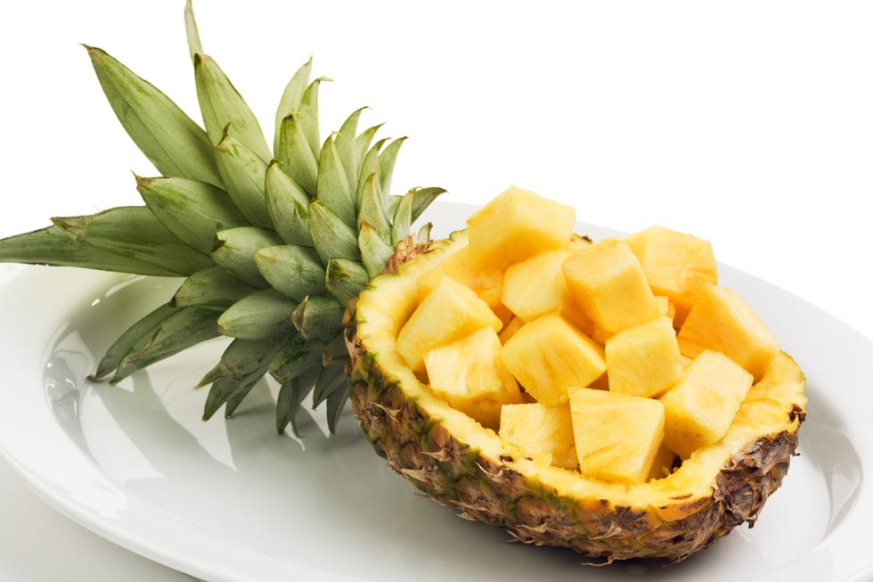 piña cortada y servida en su cáscara
