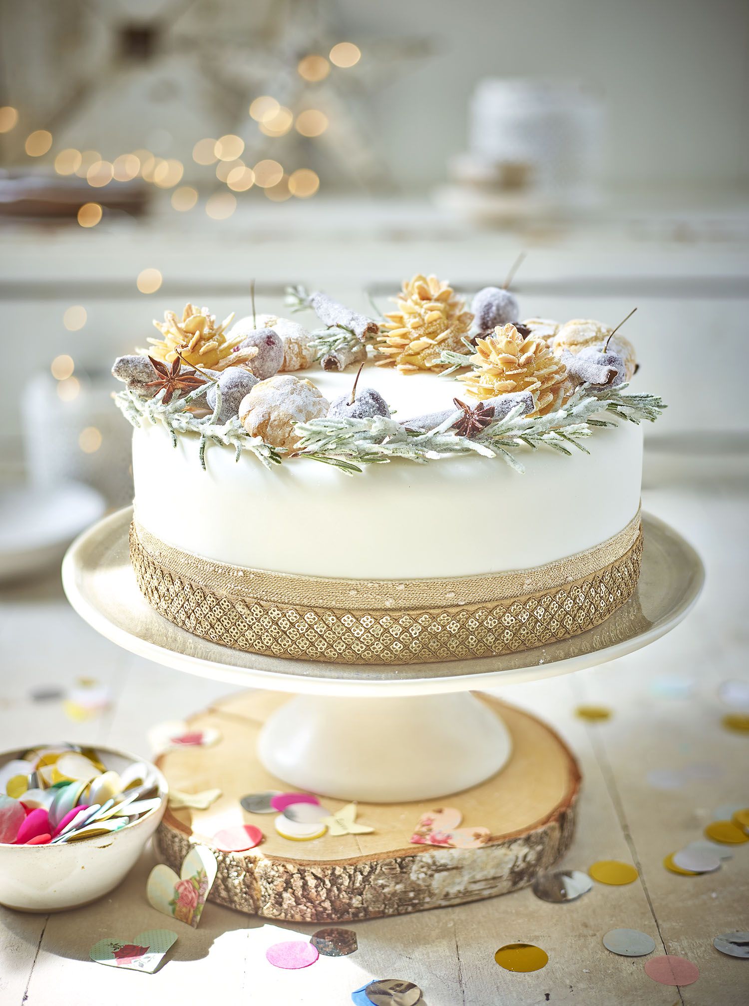 Cute decorations for a christmas cake to make your cake look festive