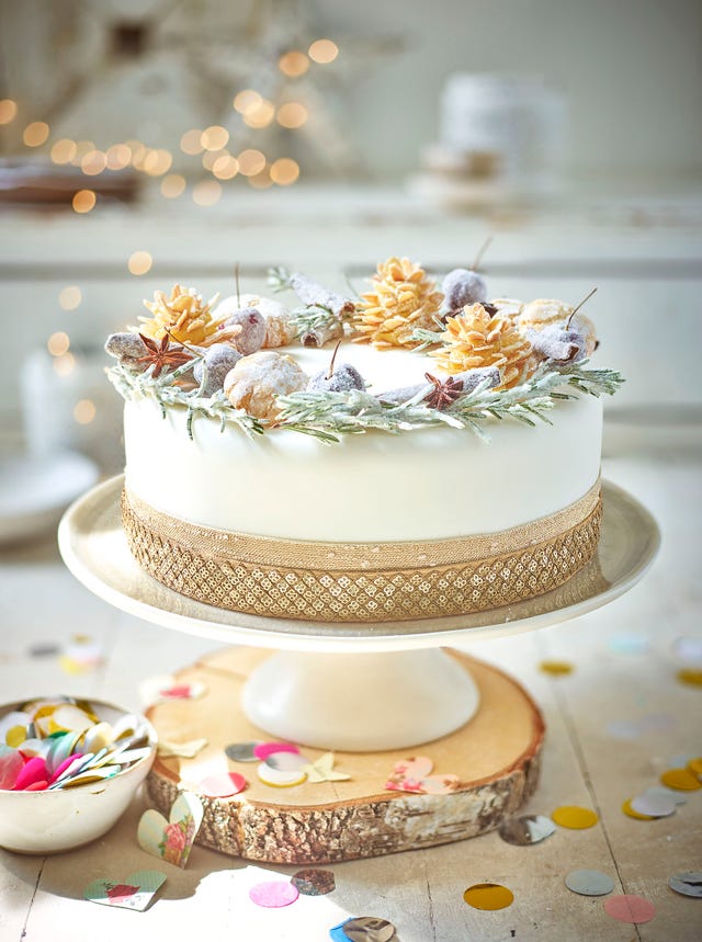 christmas cake decorations ideas pinecone wreath christmas cake
