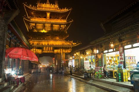 In de goed bewaard gebleven stad Ping Yao kunnen bezoekers op verkenning gaan in een traditionele stad uit de Hantijd met bijna vierduizend winkeltjes en traditionele huizen aan kronkelige lanen