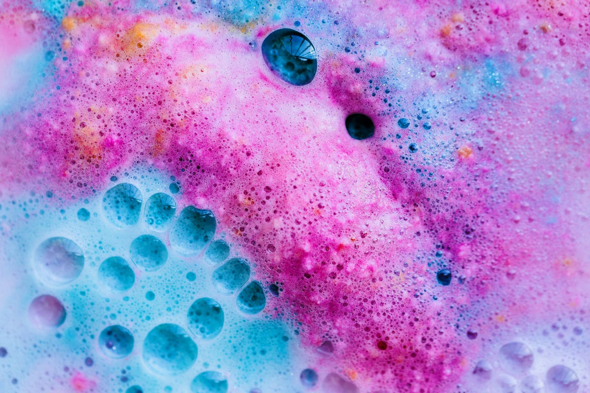 https://hips.hearstapps.com/hmg-prod/images/pink-and-blue-bath-bomb-dissolving-in-the-water-royalty-free-image-1658707351.jpg?crop=0.88847xw:1xh;center,top&resize=1200:*