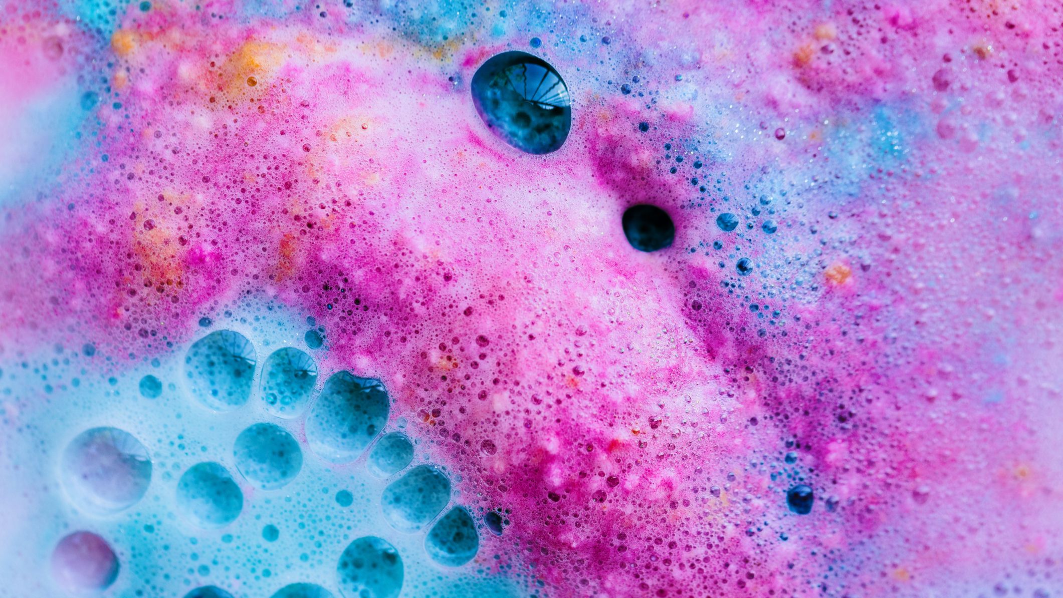https://hips.hearstapps.com/hmg-prod/images/pink-and-blue-bath-bomb-dissolving-in-the-water-royalty-free-image-1658707351.jpg?crop=1xw:0.84415xh;center,top