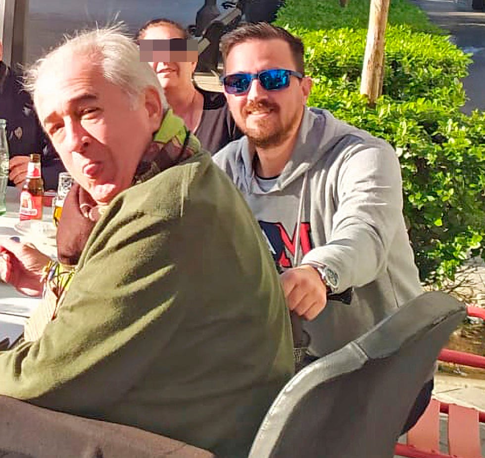 el supuesto sobrino de isabel pantoja en una terraza con el padre de anabel pantoja