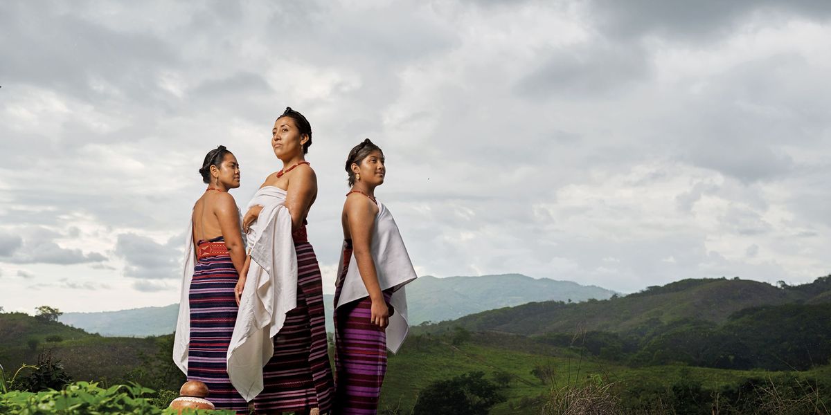 Deze vrouwen dragen de traditionele huipiljurken en pozahuancoomslagdoeken
