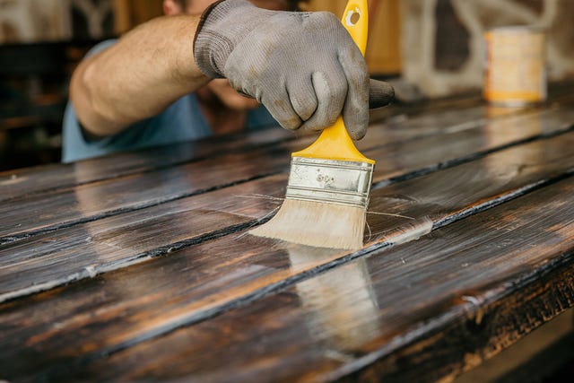 los muebles de madera necesitan capas de barniz
