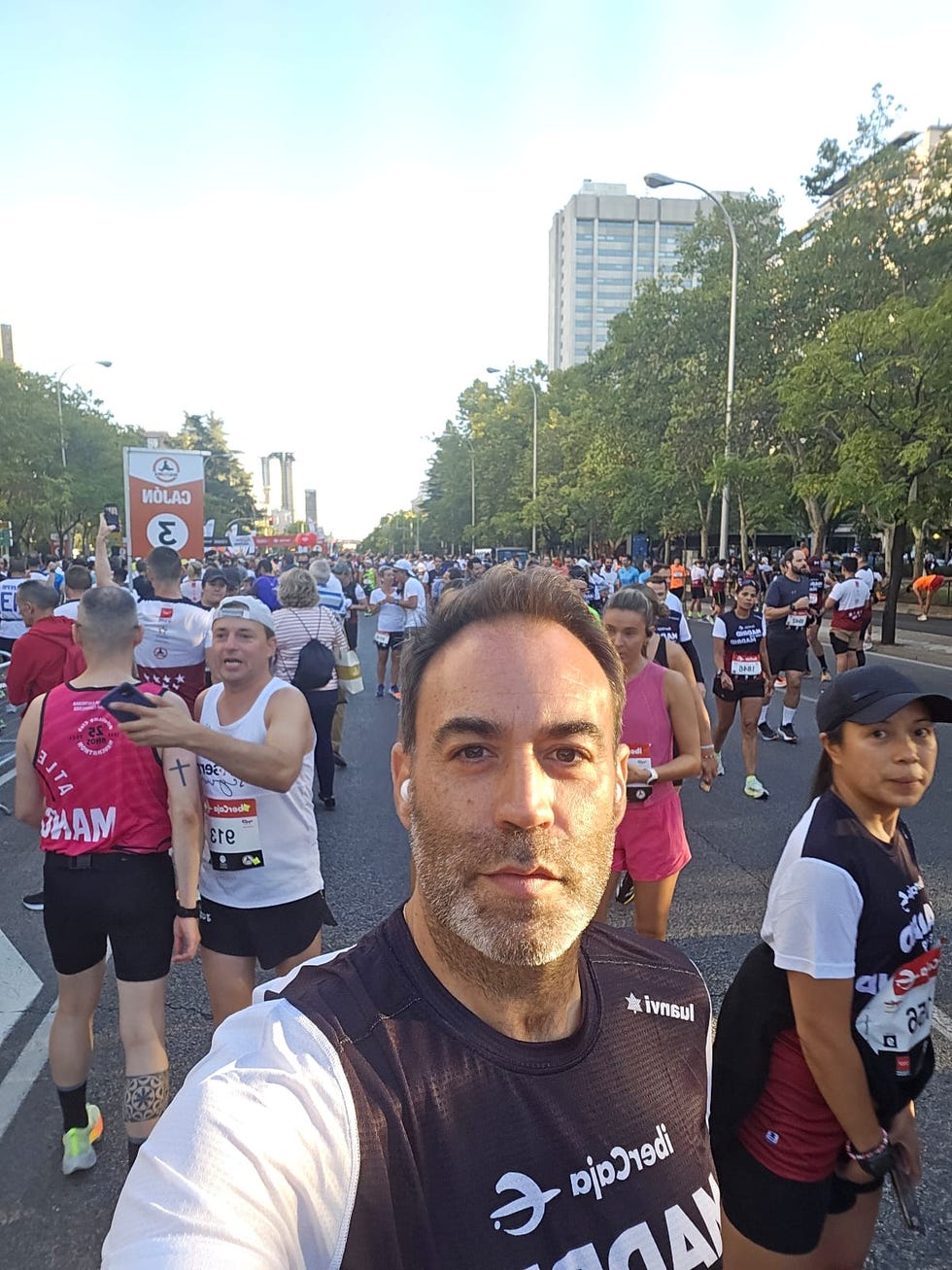 el equipo de corredores de runner's world en la carrera ibercaja madrid corre por madrid 2024