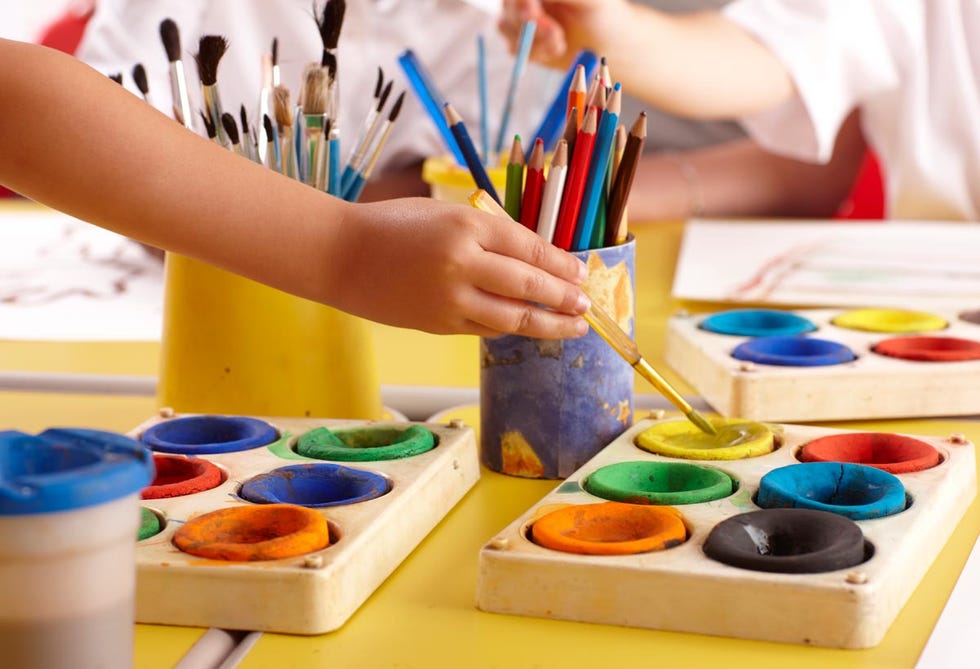 Niños pintando
