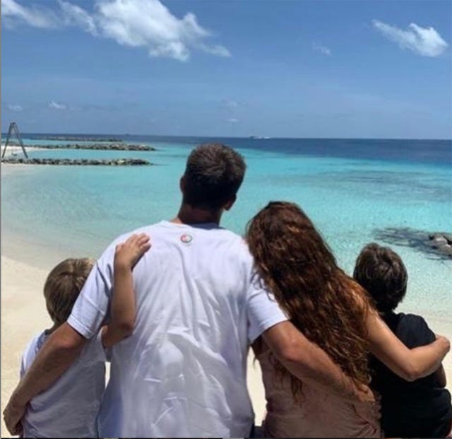 piqué y shakira en la playa con sus hijos