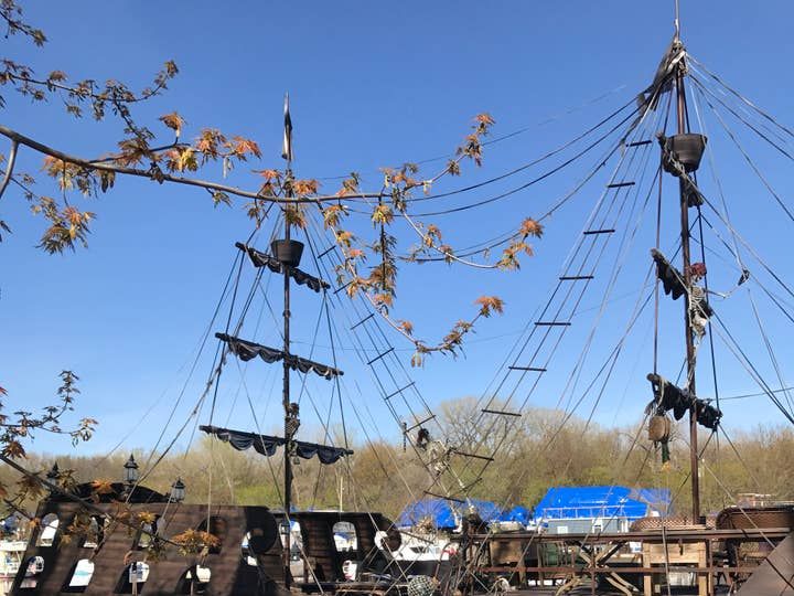 Pirate ship on the Mississippi River rents for $300 on Airbnb