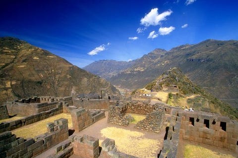 3. Pisac Deze runes met uitzicht over de Urubambarivier op minder dan een uur ten noordoosten van Cusco staan bekend om de Inca waterwerken en prachtige gebogen landbouwterrassen met schitterend uitzicht over de Heilige Vallei Met name de religieuze gebouwen zijn net zo prachtig afgewerkt als in Machu Picchu en de locatie heeft een van de enige overgebleven intihuatanas van Peru Dat zijn enigmatisch uitgesneden stenen die gebruikt werden voor astronomische observaties De stad Pisac gelegen onder de runes heeft ook een populaire markt voor lokale ambachten