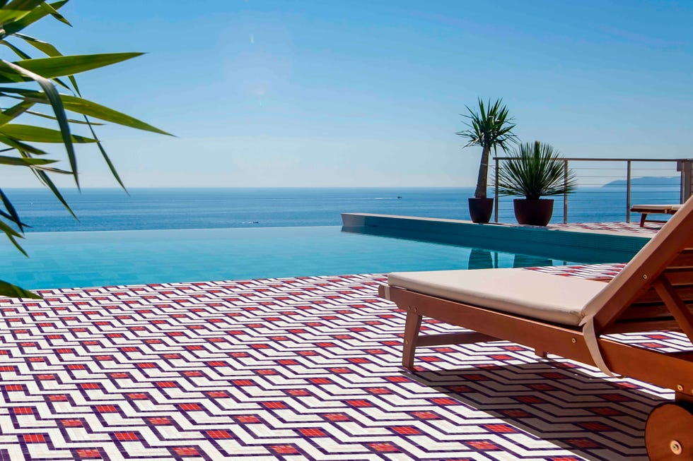 Piscina con suelo de azulejos de colores