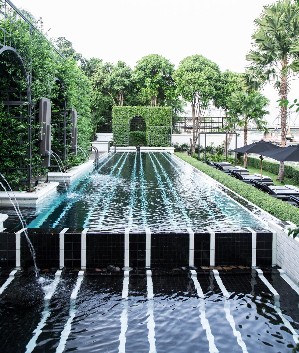 Piscina con azulejos de color negro