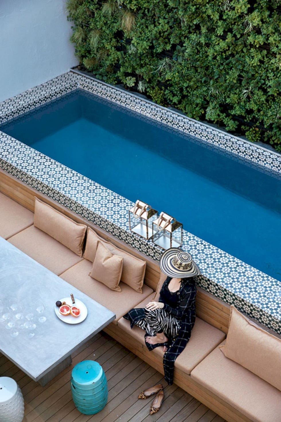 Piscina decorada con un bordillo de flores