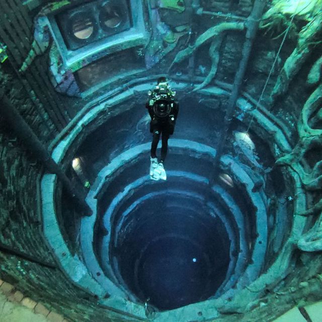 buceador en la piscina más profunda del mundo en dubai