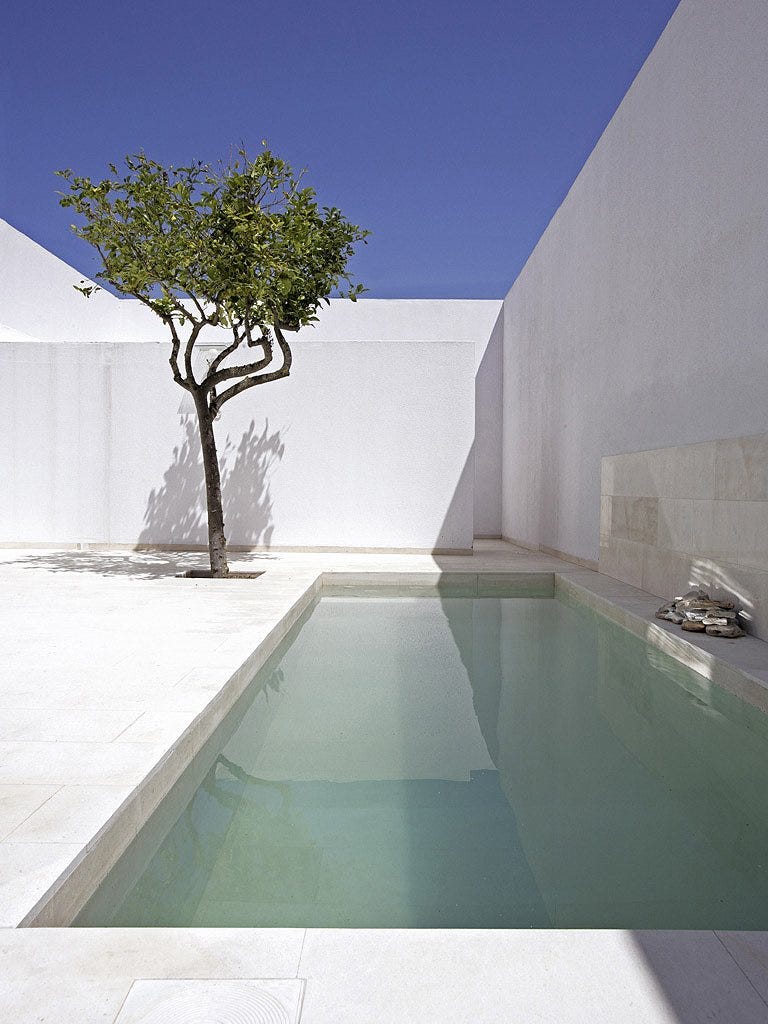 Piscina de estilo minimalista
