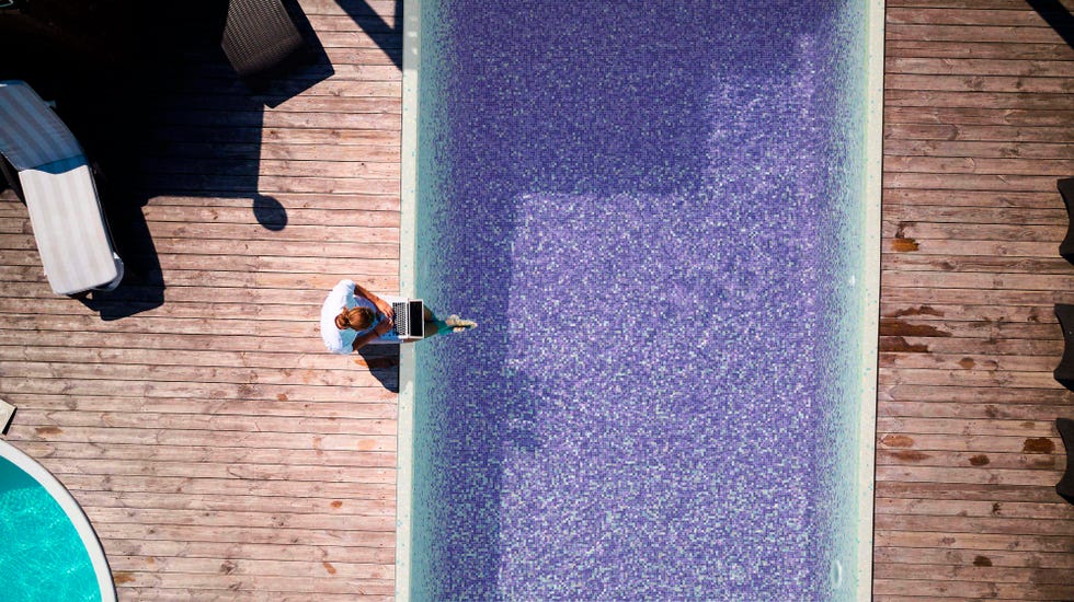 Piscina con mosaico de azulejos de color morado