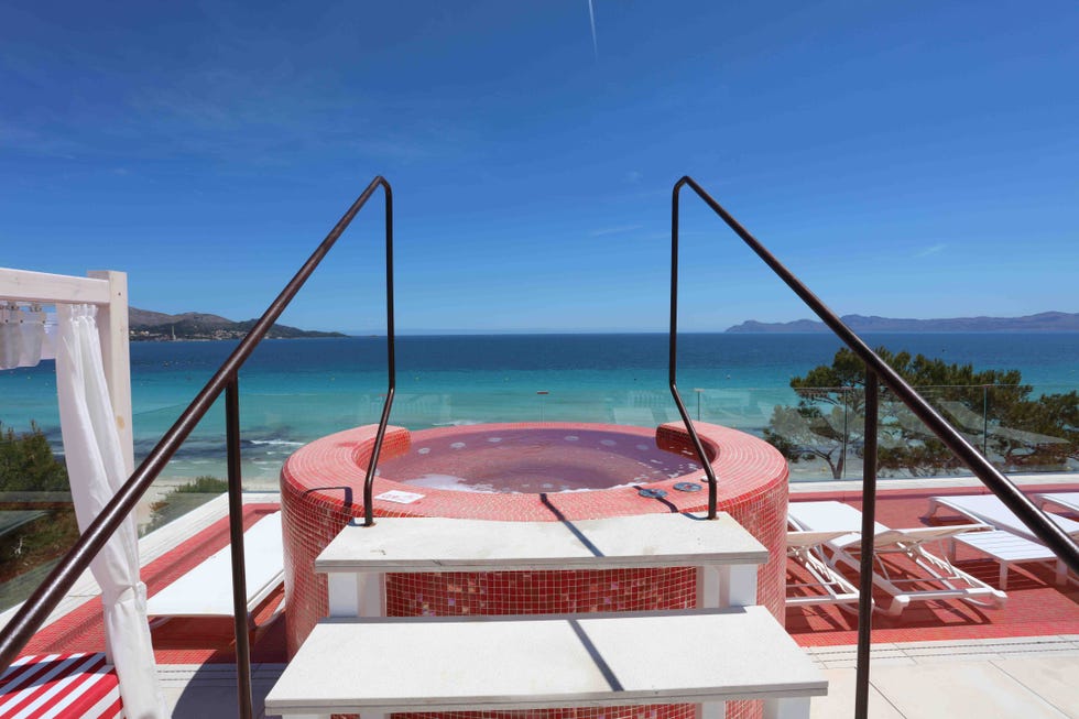 Piscina con mosaico de azulejos en color rojo
