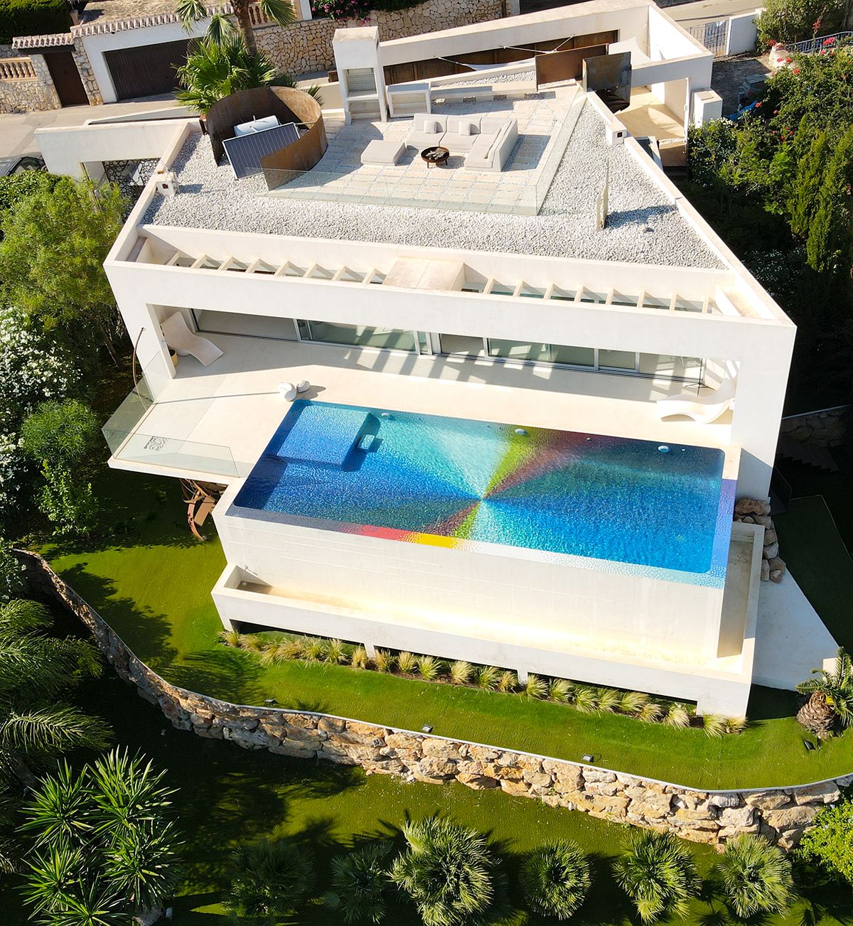 una piscina infinita con diseño de felipe pantone, en mosaico multicolor