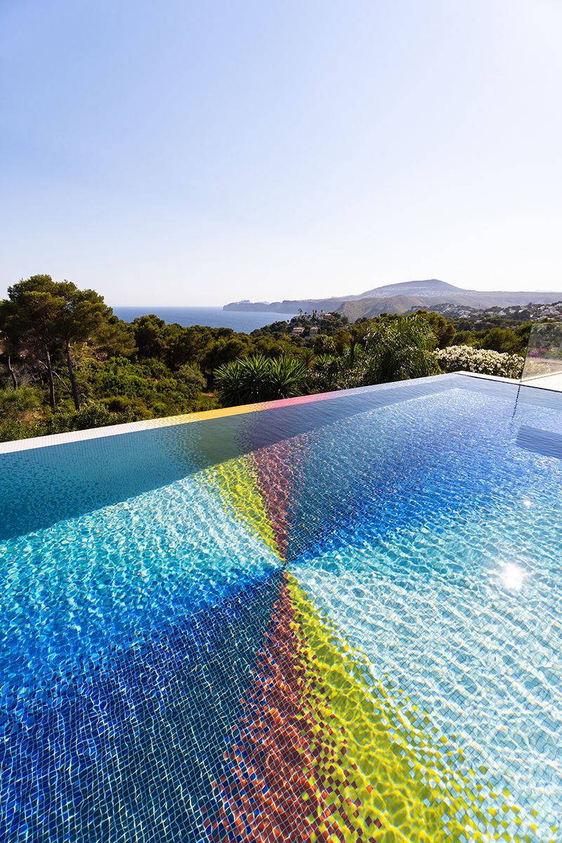 una piscina infinita con diseño de felipe pantone, en mosaico multicolor